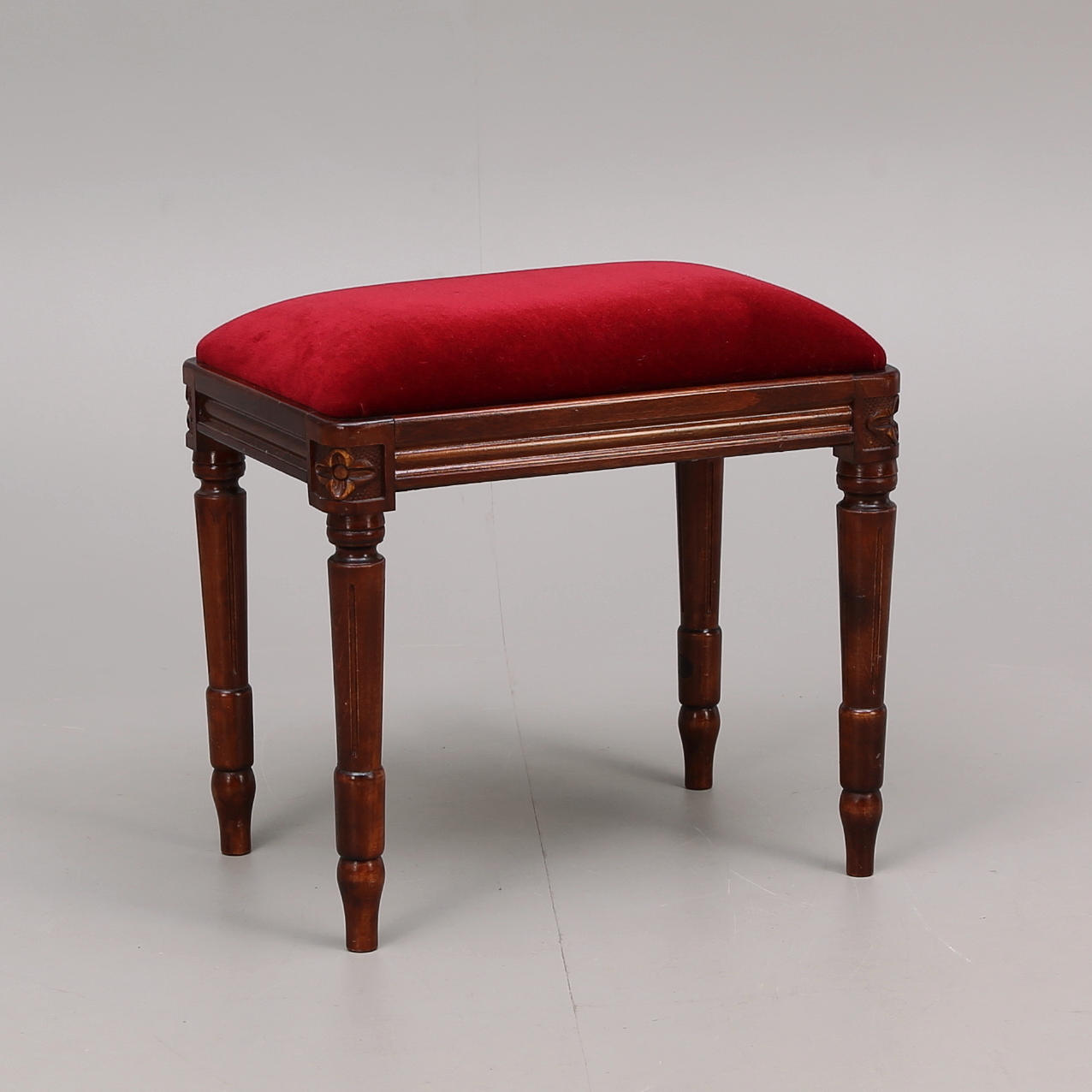 PIANOPALL / TABURETT. Gustaviansk stil, 1900-talets andra hälft.