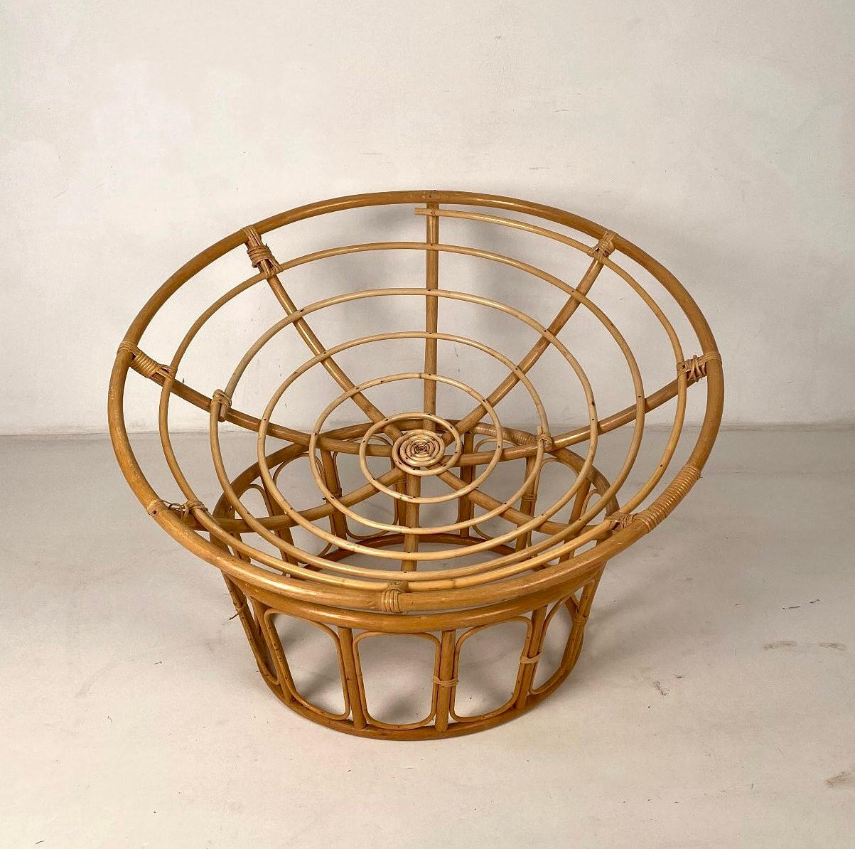 Rund lænestol / liggestol lavet af bambus.