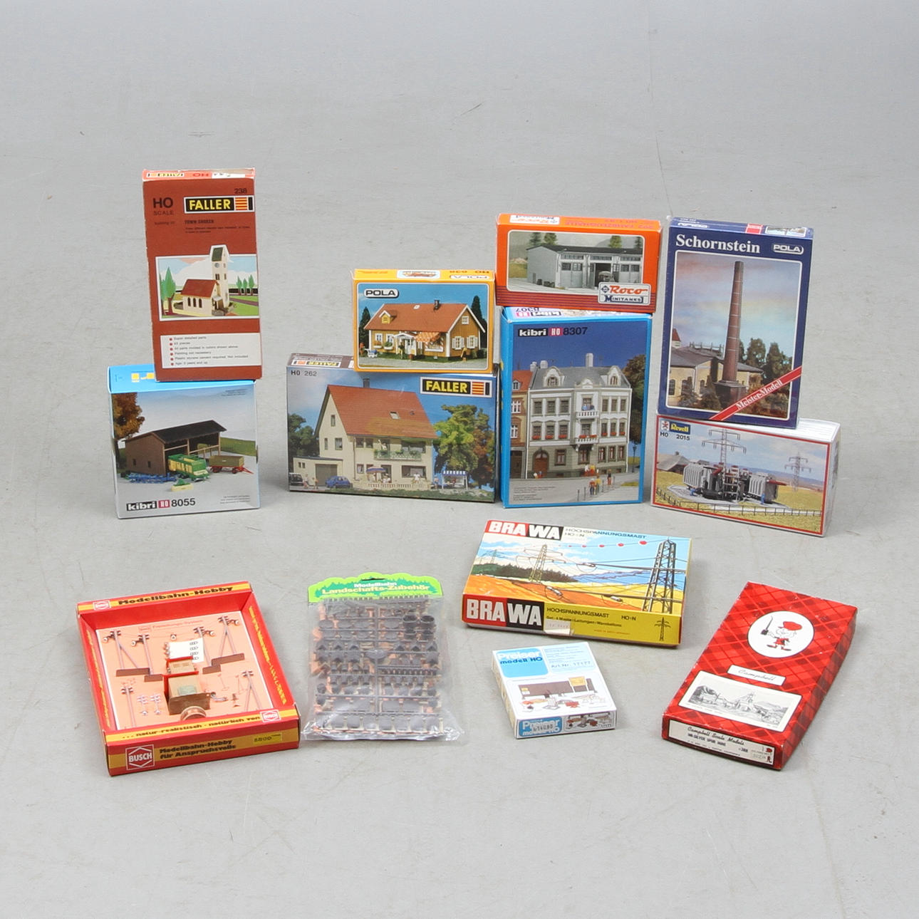 MODELLTÅG Byggnader och tillbehör. Cirka 13 stycken. Bland annat KIBRI, POLA, FALLER och Preiser. Originalkartonger.