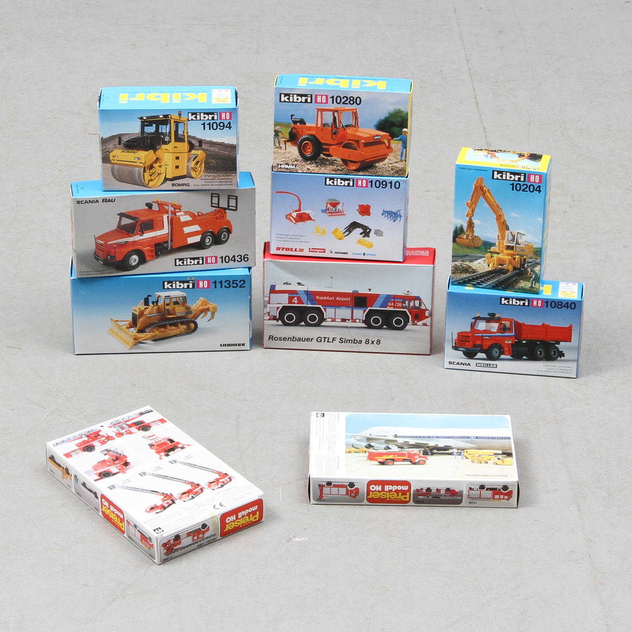 MODELLTÅG Fordon och tillbehör. Cirka 10 stycken. Mest KIBRI. Originalkartonger.
