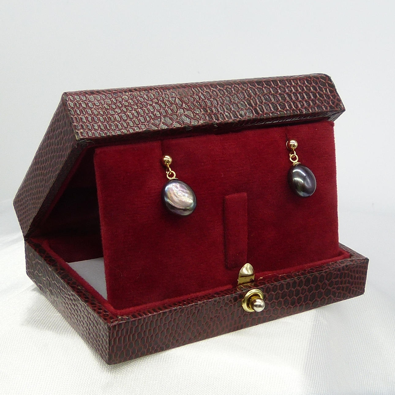 OHRRINGE MIT SCHWARZEN PERLEN UND GOLD.