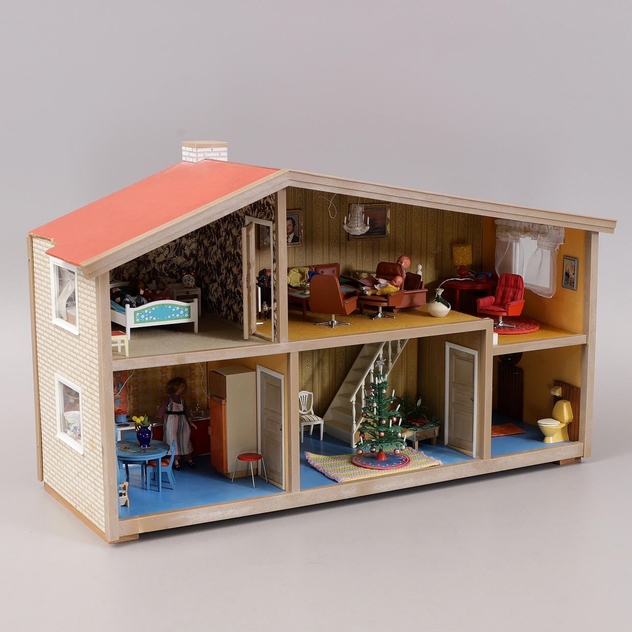 DOCKSKÅP med inredning och belysning.