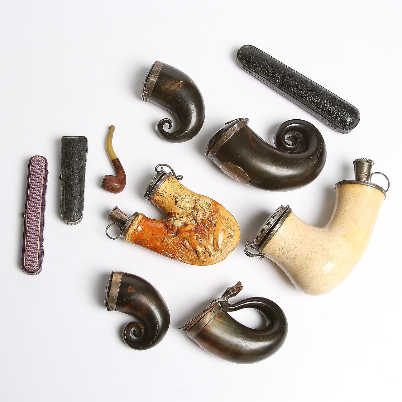 SJÖSKUMSPIPOR samt TOBAKSHORN, silver. 1800-talets första hälft.