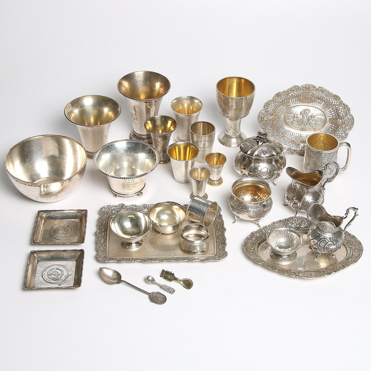 PARTI SILVER, silver, 1900-tal. Totalvikt 2342 gram.