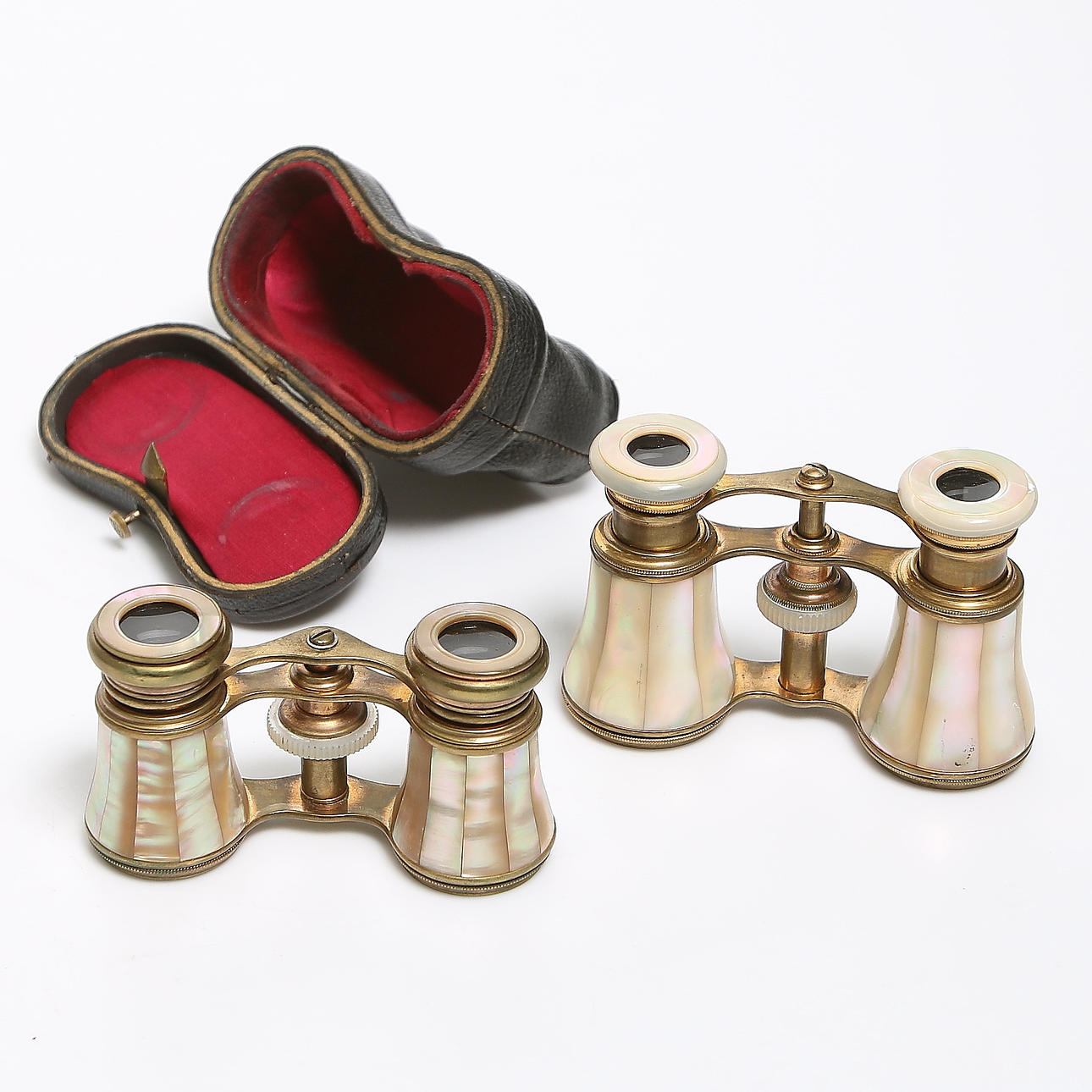 TEATERKIKARE, 2 st, mässing och pärlemor, 18/1900-tal.