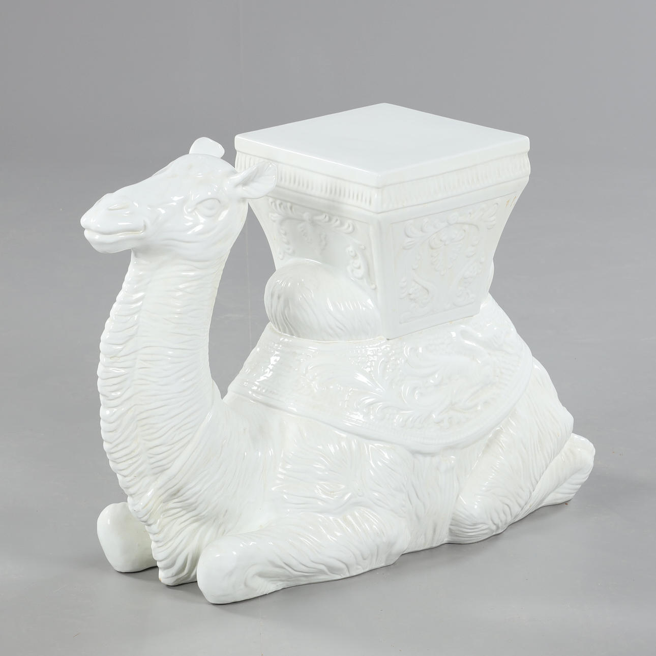 PIEDESTAL, porslinsdromedar.