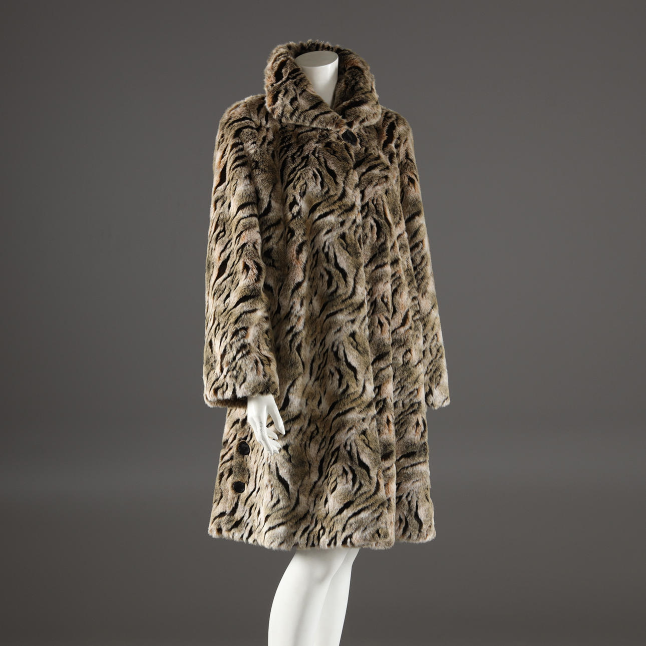 FAUX FUR, size 40.