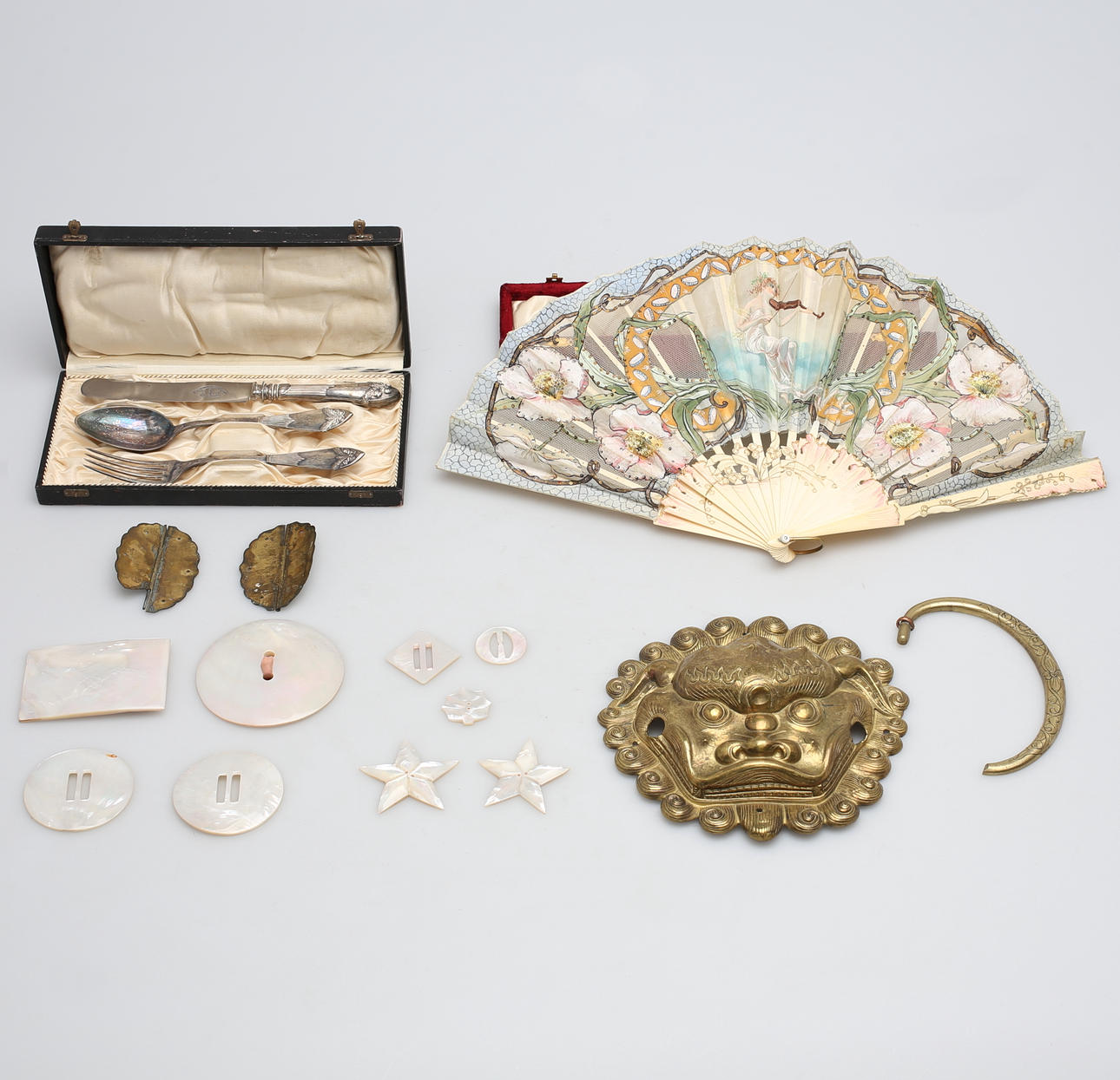 BLANDAT PARTI GODS. 16 st. Pärlemorknappar, dörrkläpp, bestick. 1900-tal.