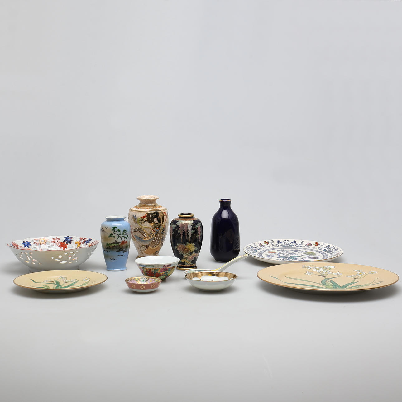 PARTI PORSLIN. 12 delar. Orientaliskt. 1900-tal. Bl. a Vas Satsuma.