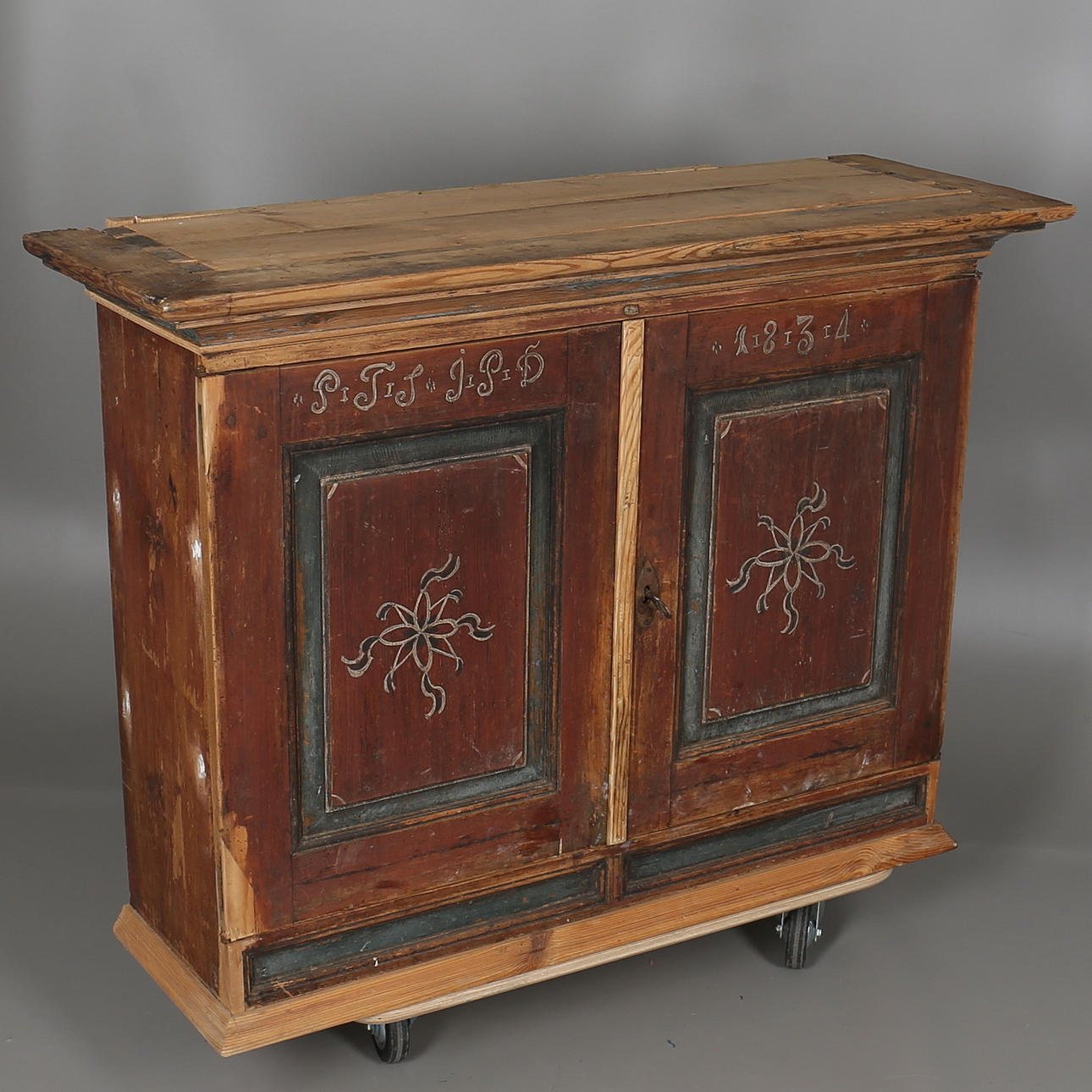 SKÅP. Allmoge. Överskåp med två dörrar. Bemålat. Daterat 1834.