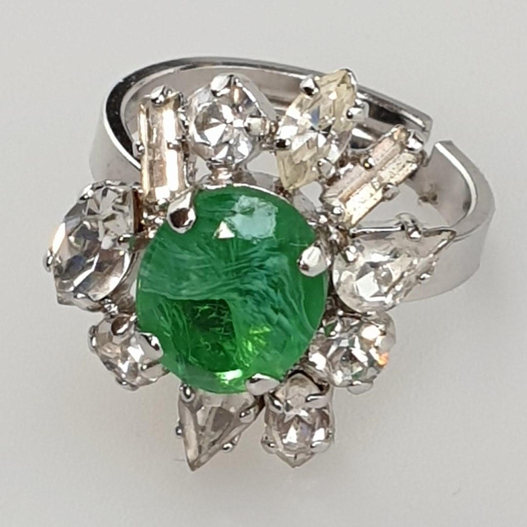 - MODESCHMUCK-RING mit SWAROVSKI-STEINEN bzw. GABLONZ.