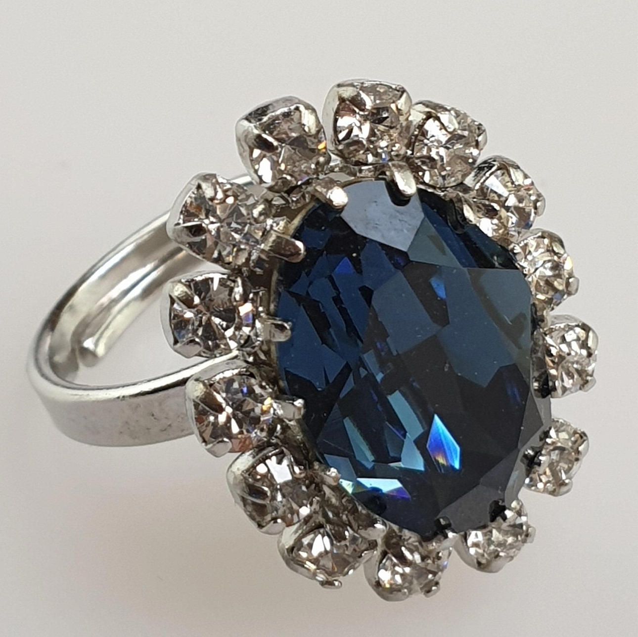 - MODESCHMUCK-RING mit SWAROVSKI-STEINEN bzw. GABLONZ.