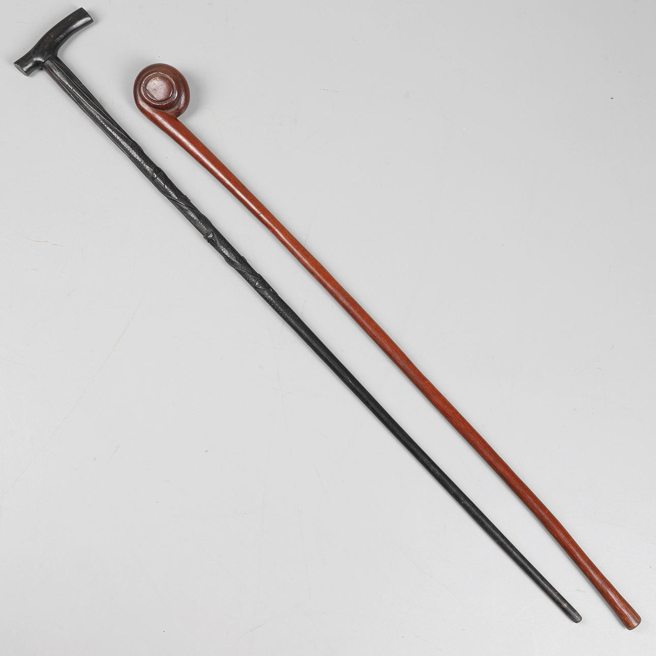 PROMENADKÄPPAR, två stycken, trä.