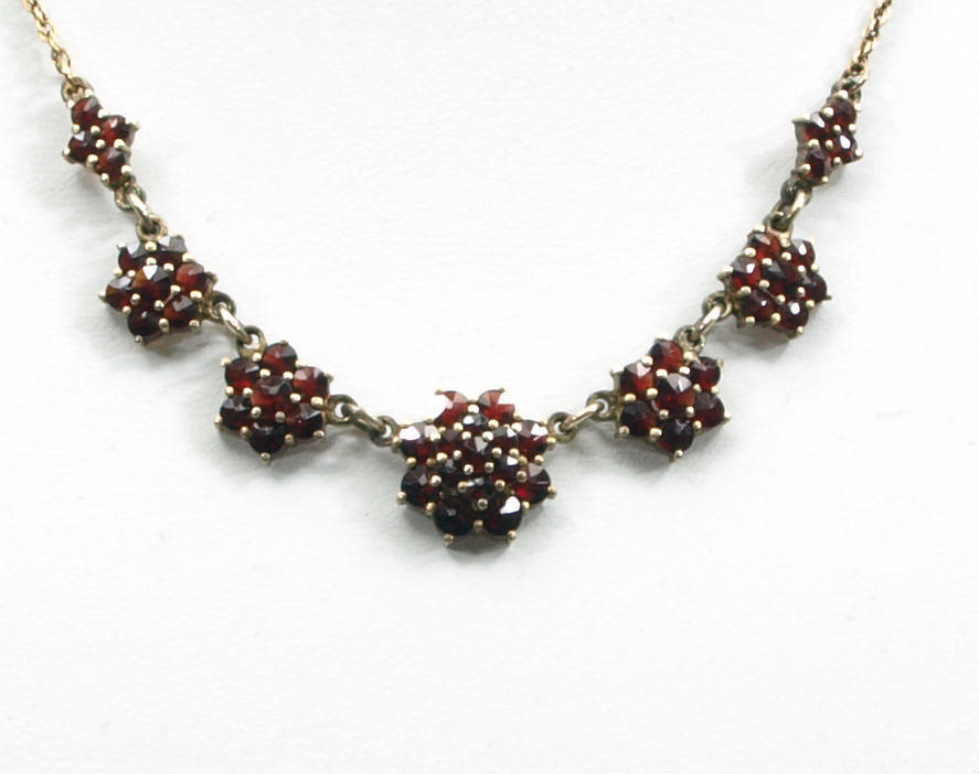 HALSBAND, mässing och granater, 1900-tal.