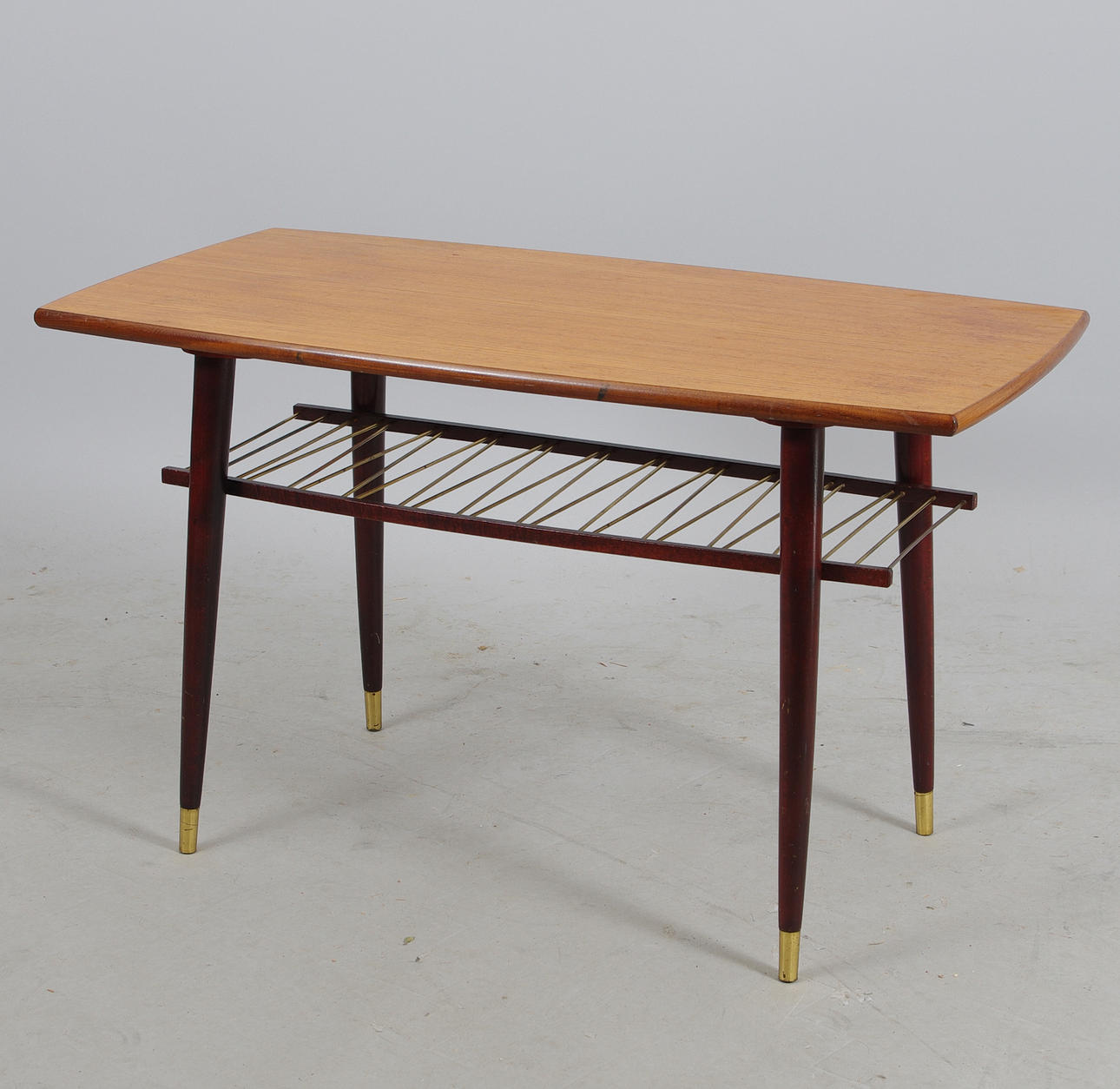 SOFFBORD med hylla, teak/mahogny/mässing, 1960-tal.
