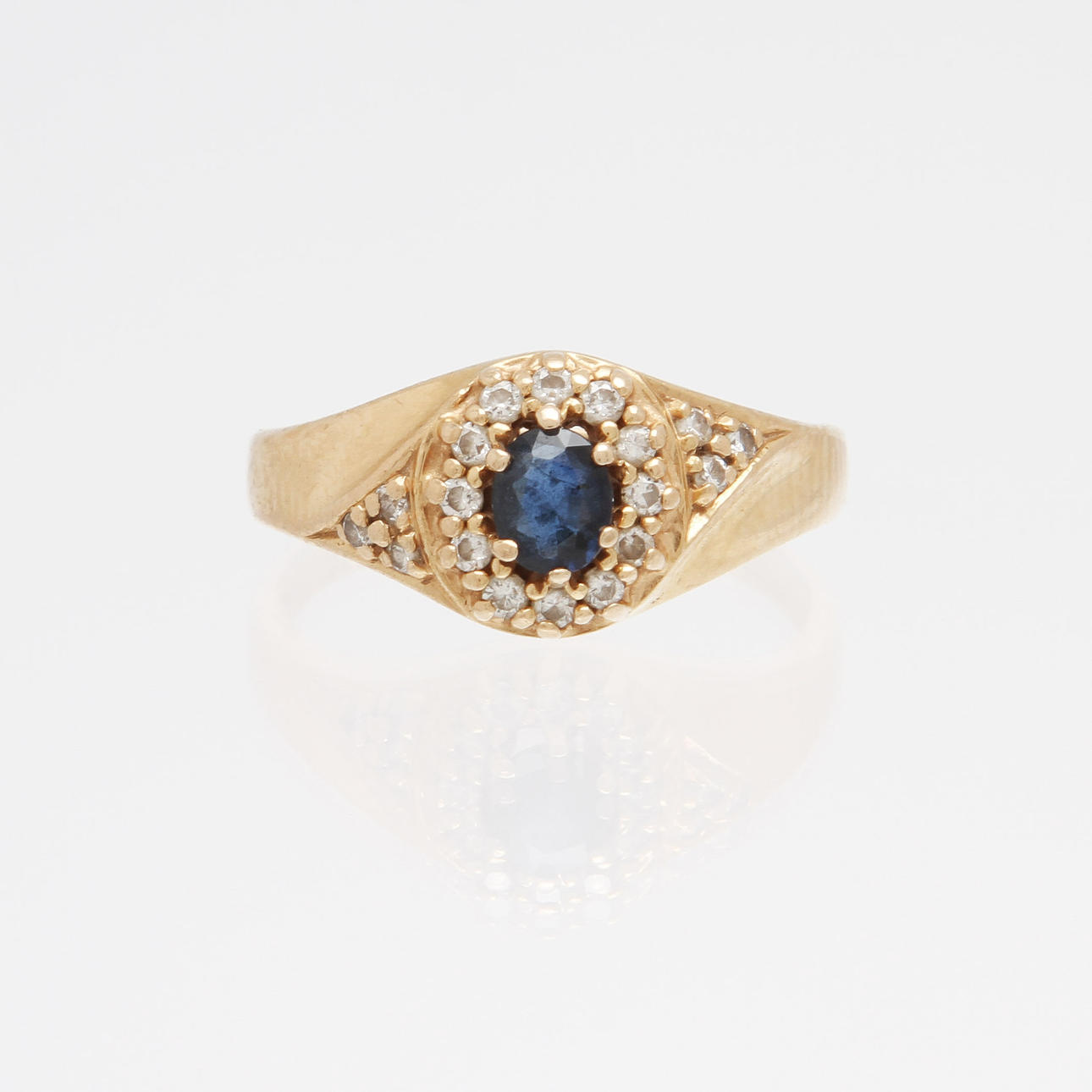 RING, 18K rödguld med safir samt 18 diamanter, totalt ca 0,09ct. 3,4g.