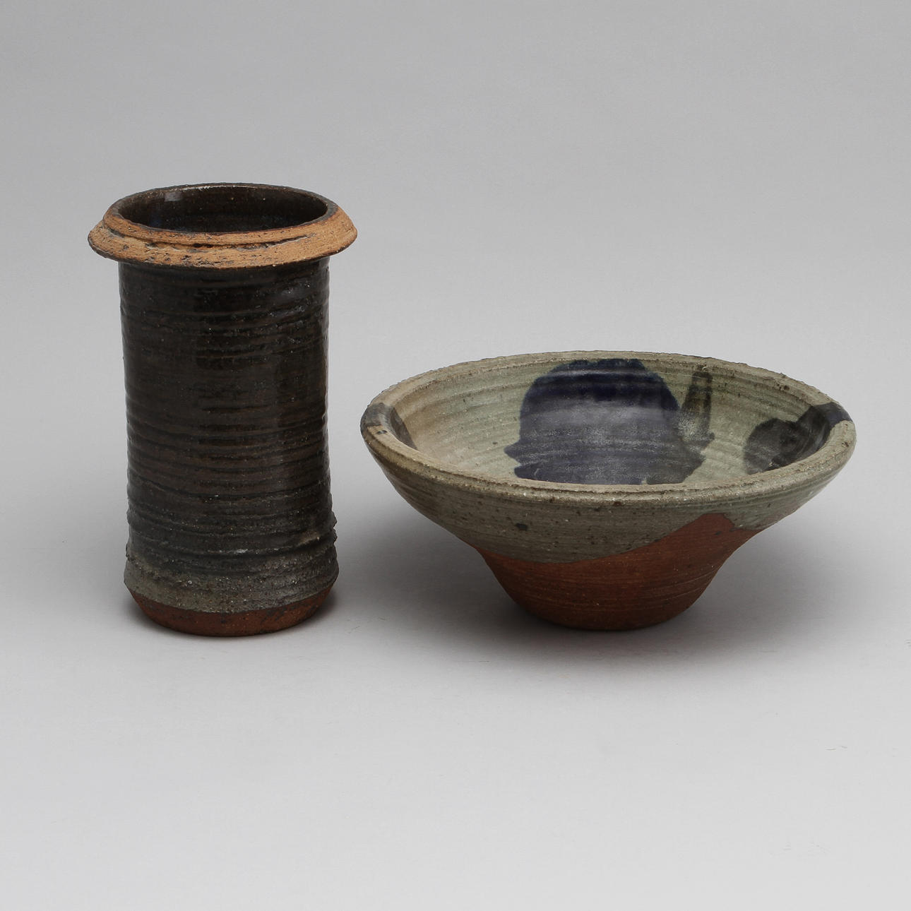 VAS samt SKÅL, Chamotterat stengods, signerade AA.