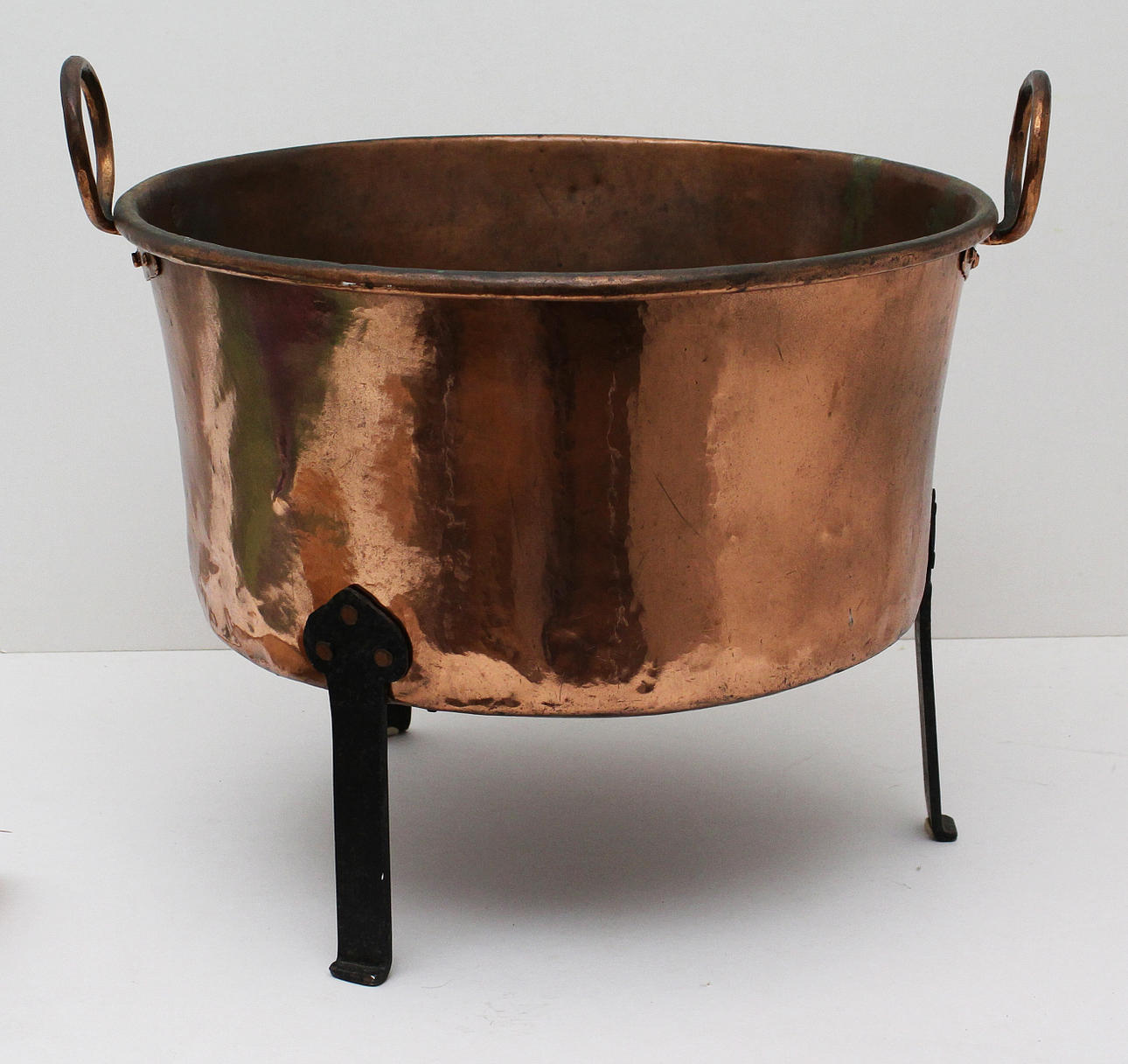 Koppargrytor (3) på ben. 1900-talet.