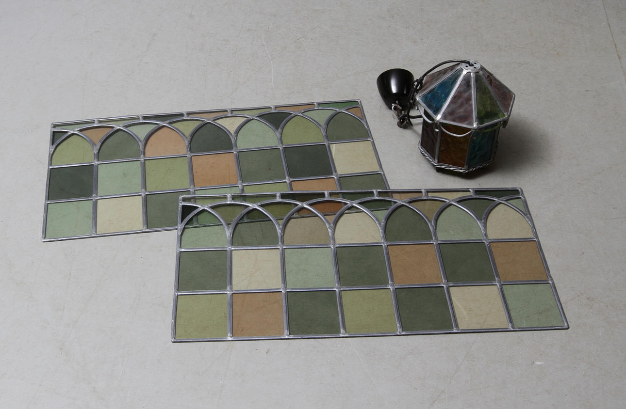 FÖNSTER, 2 st, LAMPA, blyinfattat glas, 1900-tal.