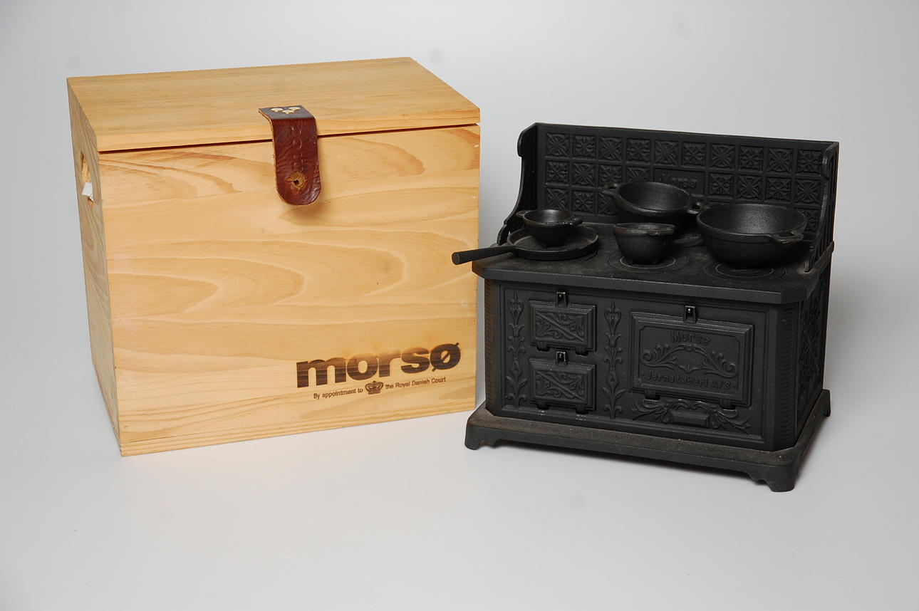 LEKSAKSSPIS, gjutjärn, Morsö, Danmark, ny i träschatull.