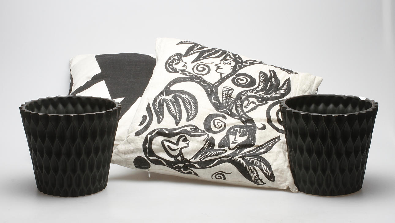 YTTERFODER, ett par, Wikholm samt KUDDFODRAL, K1, Ulrica Hydman-Vallien och Ljungberg, Signerad textil 1954-2004. 2000-tal.