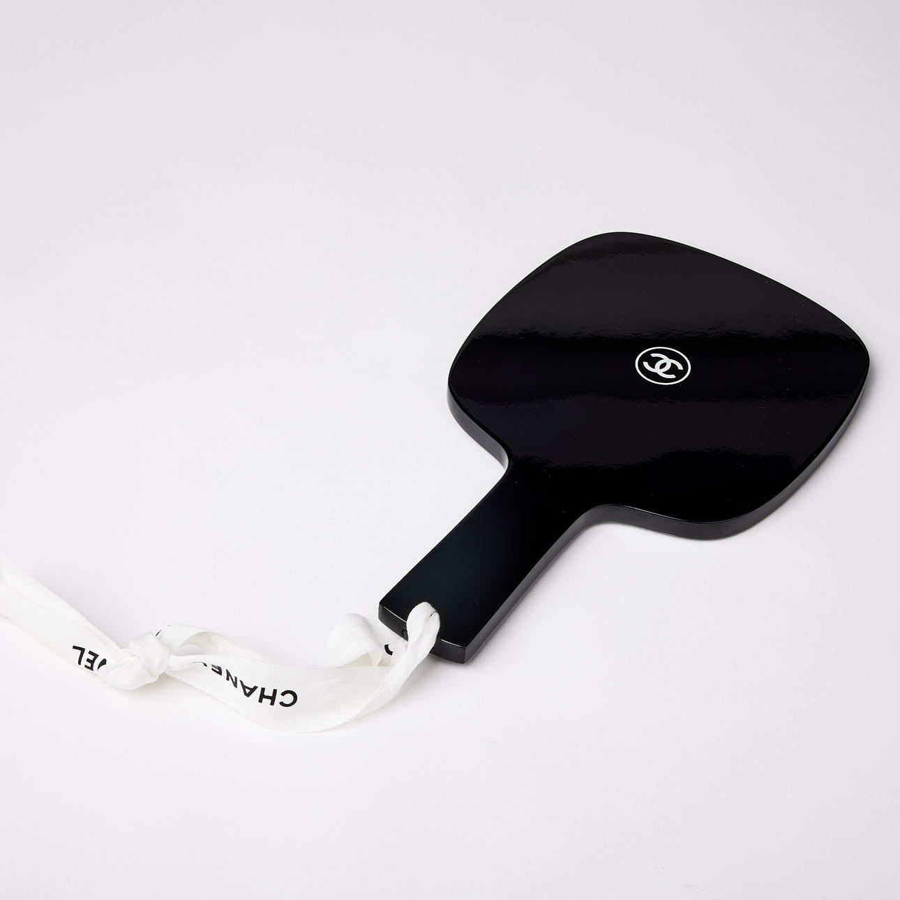 Chanel, musta käsipeili monogrammilla.