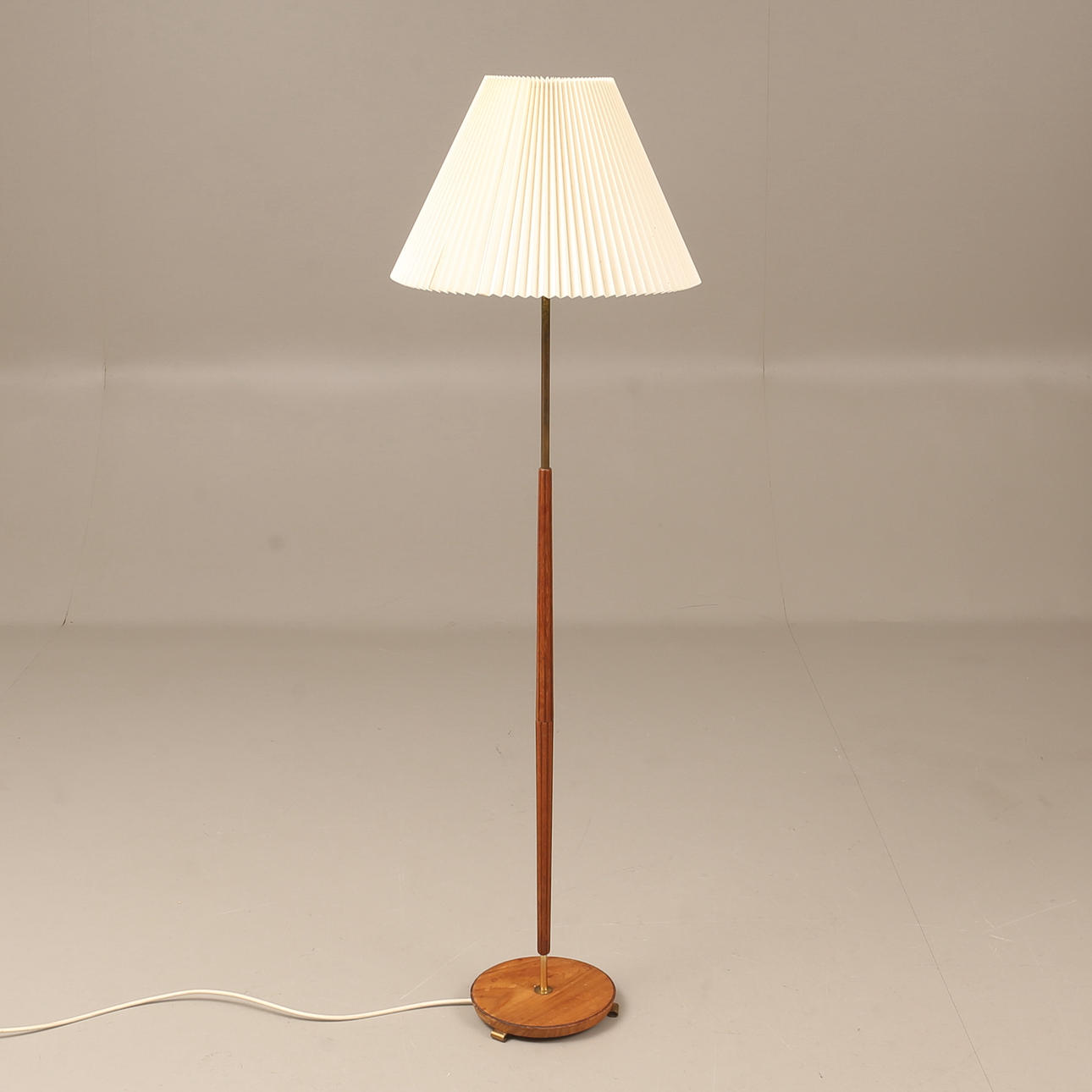 GOLVLAMPA, mässing och teak.