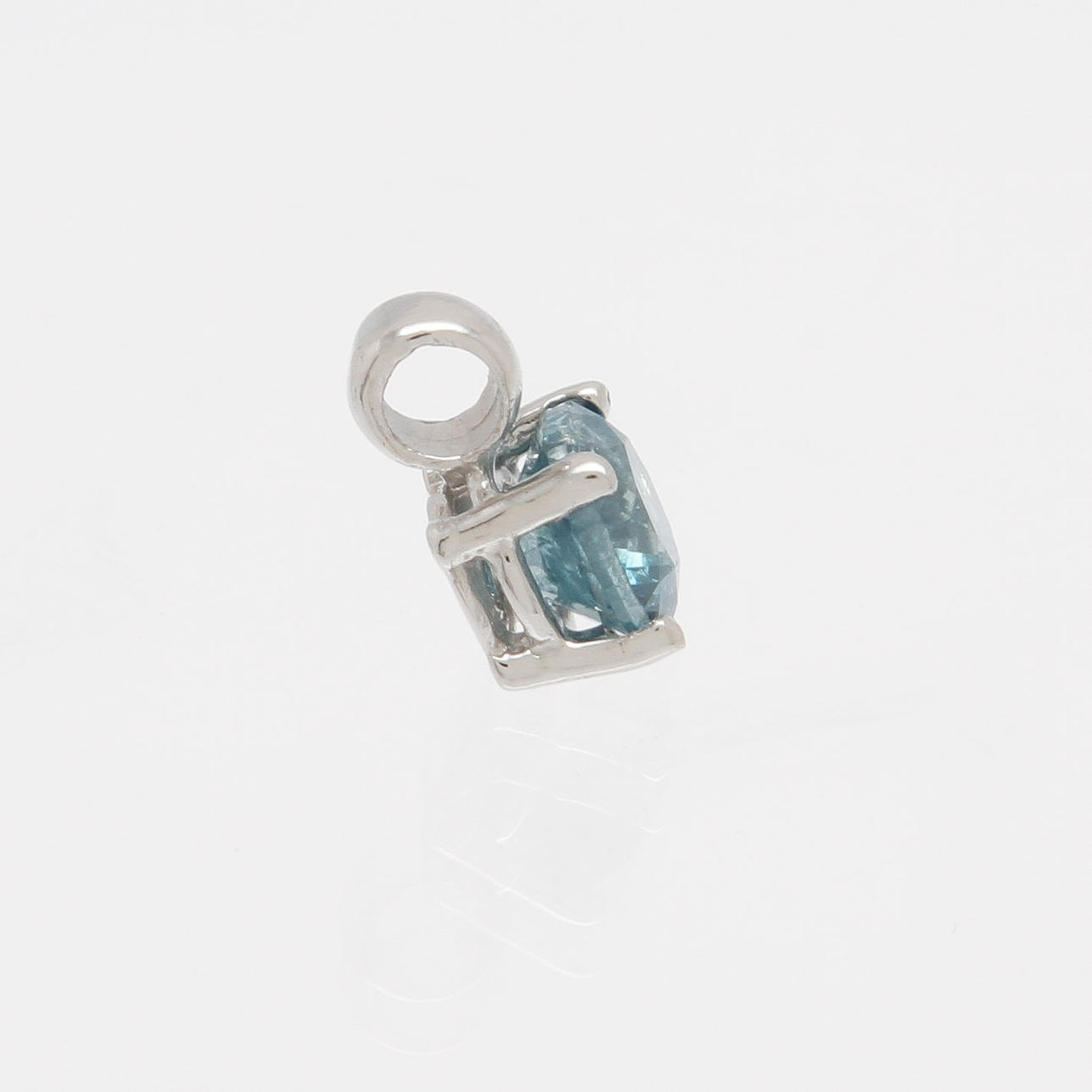 HÄNGE, 14K vitguld med fancy blå diamant, totalt ca 0,75ct.