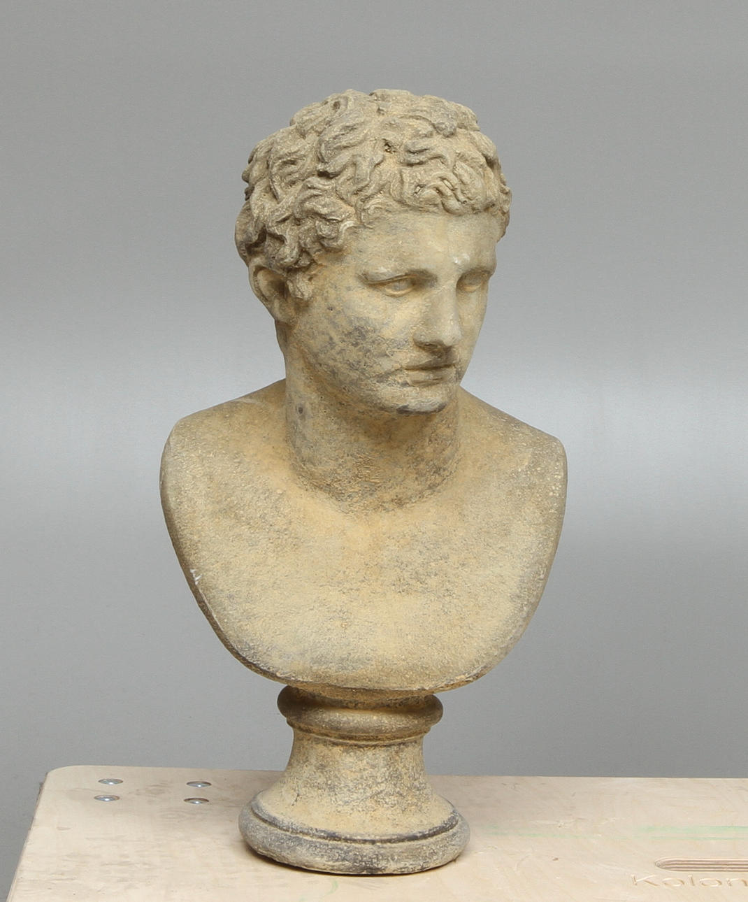 TRÄDGÅRDSKULPTUR i form av byst, 19/2000-tal.