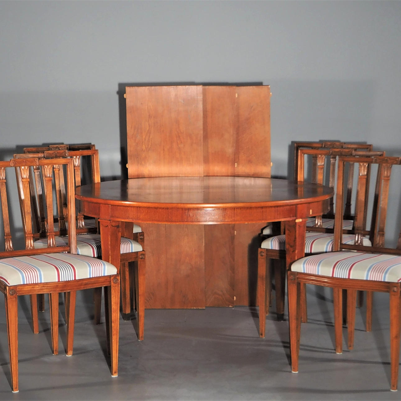 MESA DE COMEDOR CON TRES SUPERIORES DE INSERCIÓN.