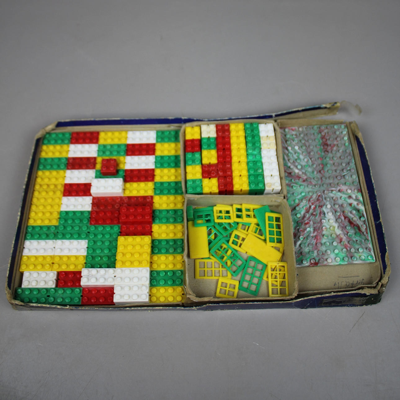 LEGO automatic binding bricks 1940s.
