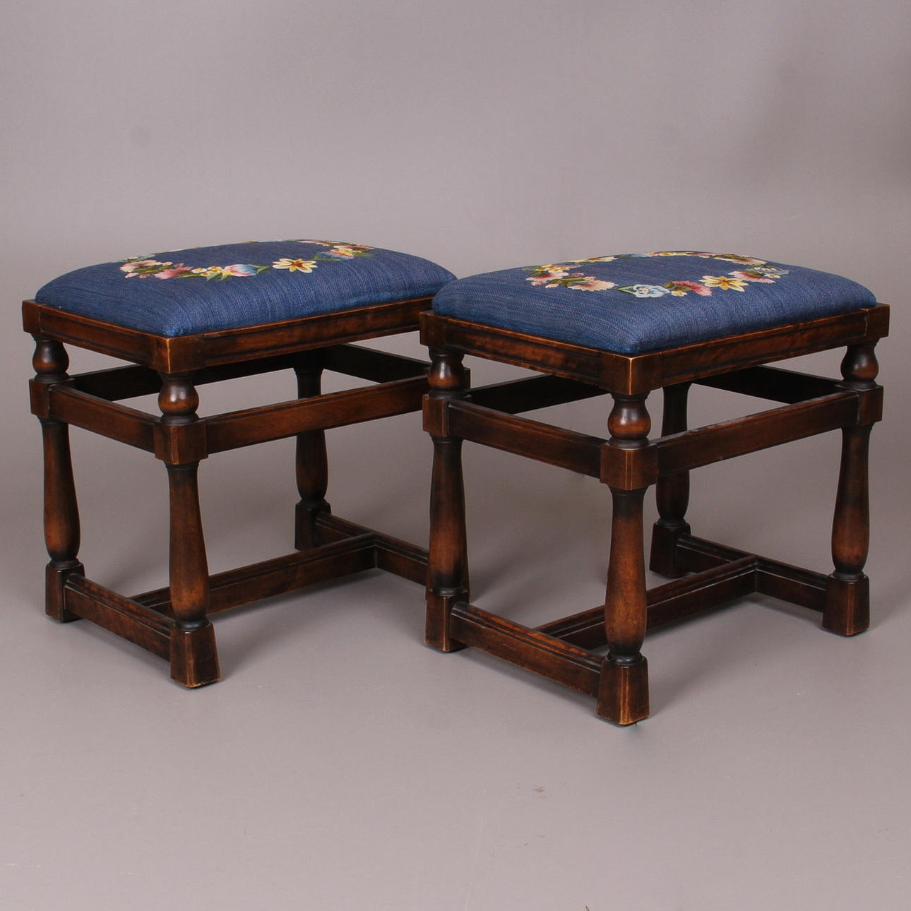 TABURETTER, ett par, broderade sitsar, 1900-tal.