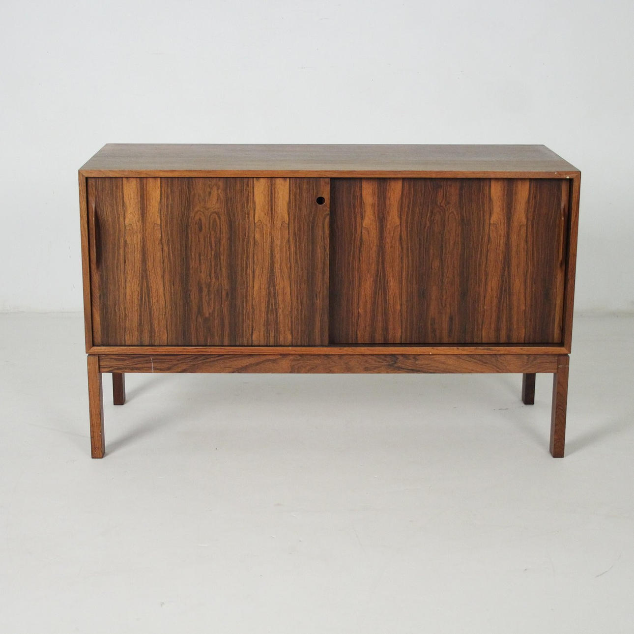 Kommode/ Schrank mit Schiebetüren, Holz.