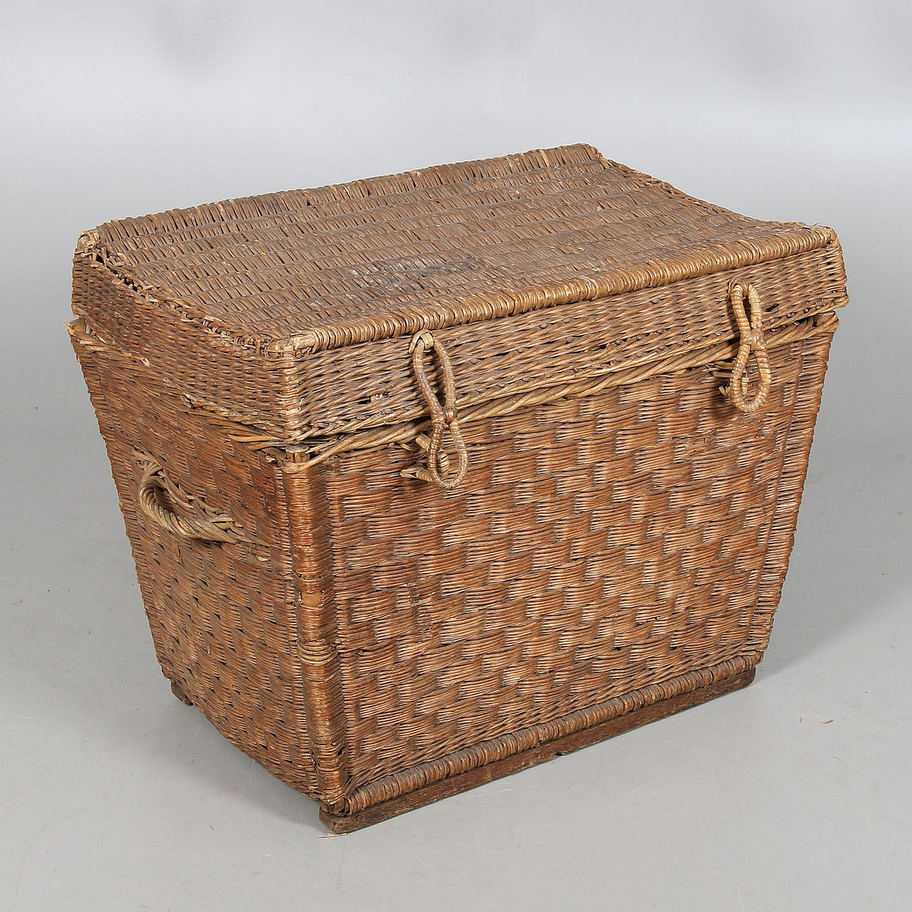 TVÄTTKORG med LOCK, rotting. 1900-talets första hälft.