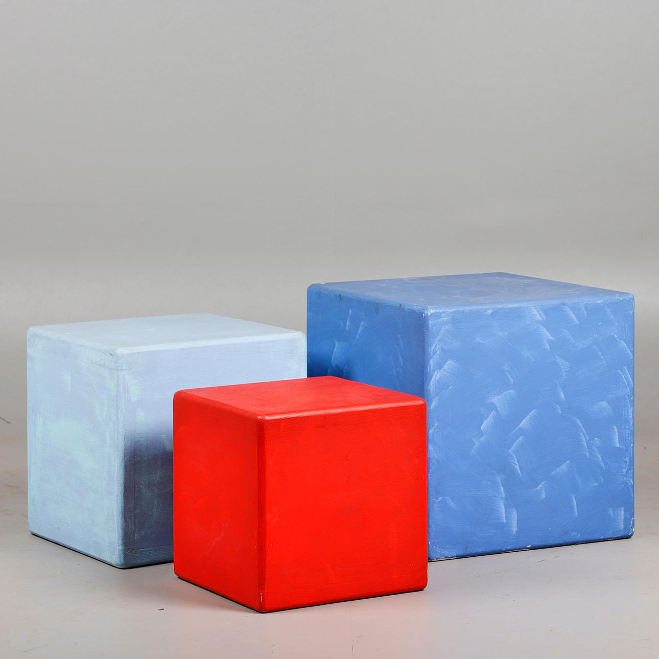 Tre presentationsplattformar/kuber, trä (3).