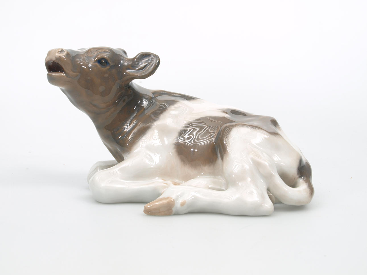 FIGURIN, porslin, Liggande ko, Kunglig Dansk.