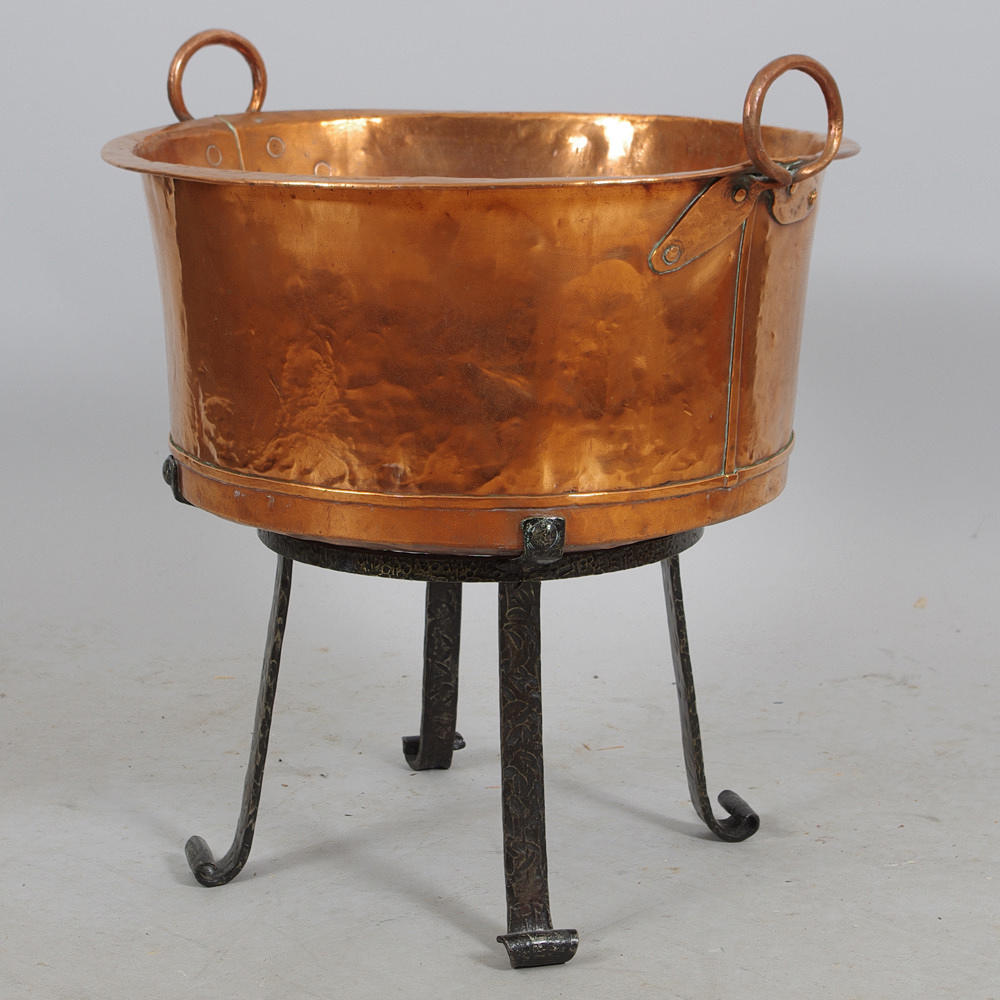 GRYTA PÅ BENSTÄLLNING, koppar/smide, 1900-talets första hälft.