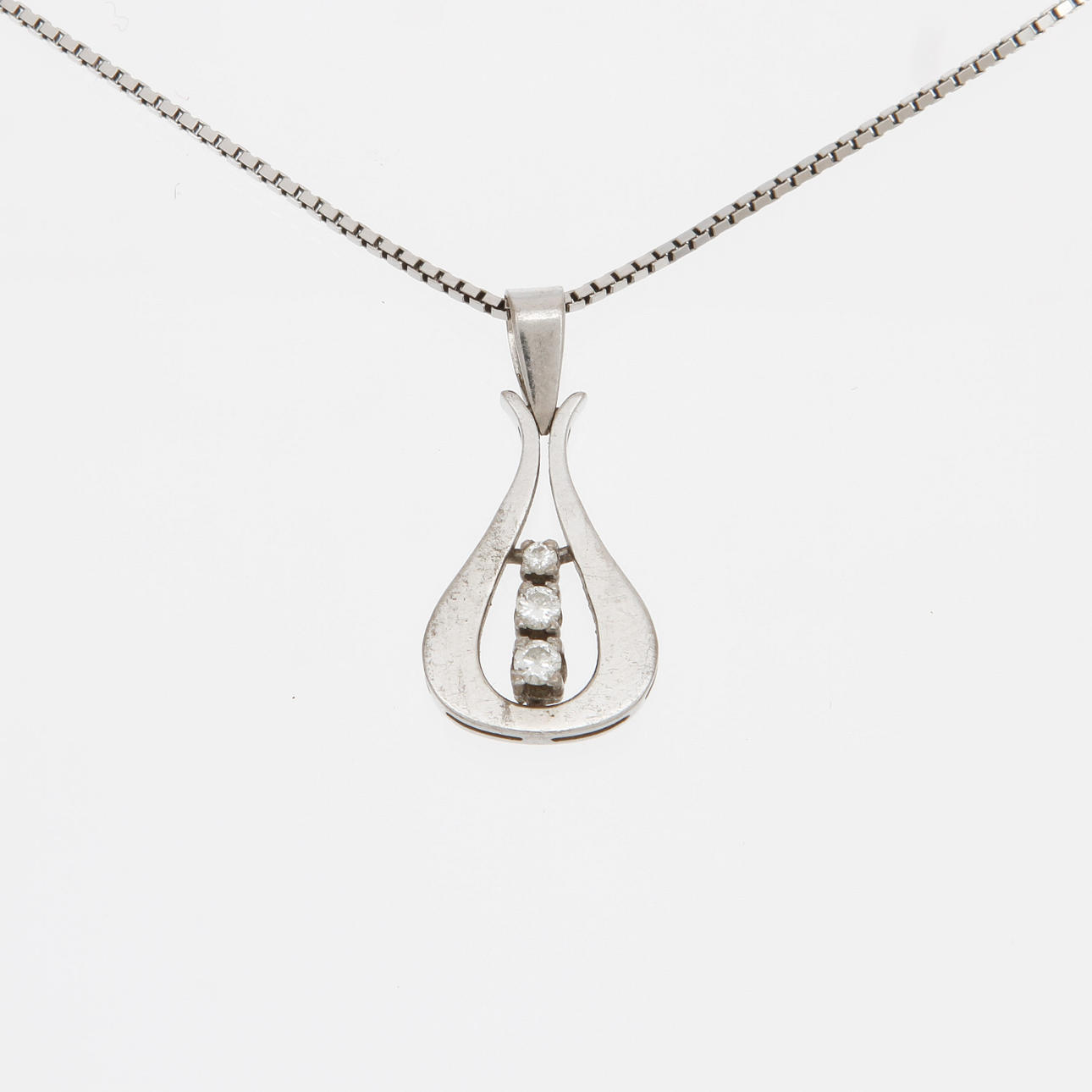 HALSBAND med HÄNGE, 18K vitguld med 3 diamanter, totalt ca 0,07ct. Vikt 4,8g.