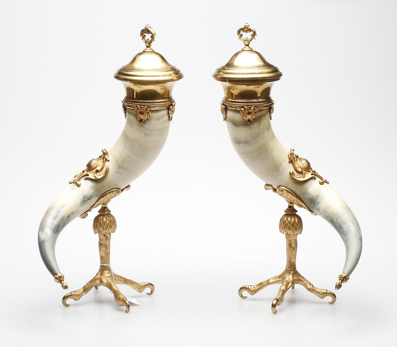 DRYCKESHORN, ett par, horn, mässing, förgylld metall, sekelskiftet 1900.