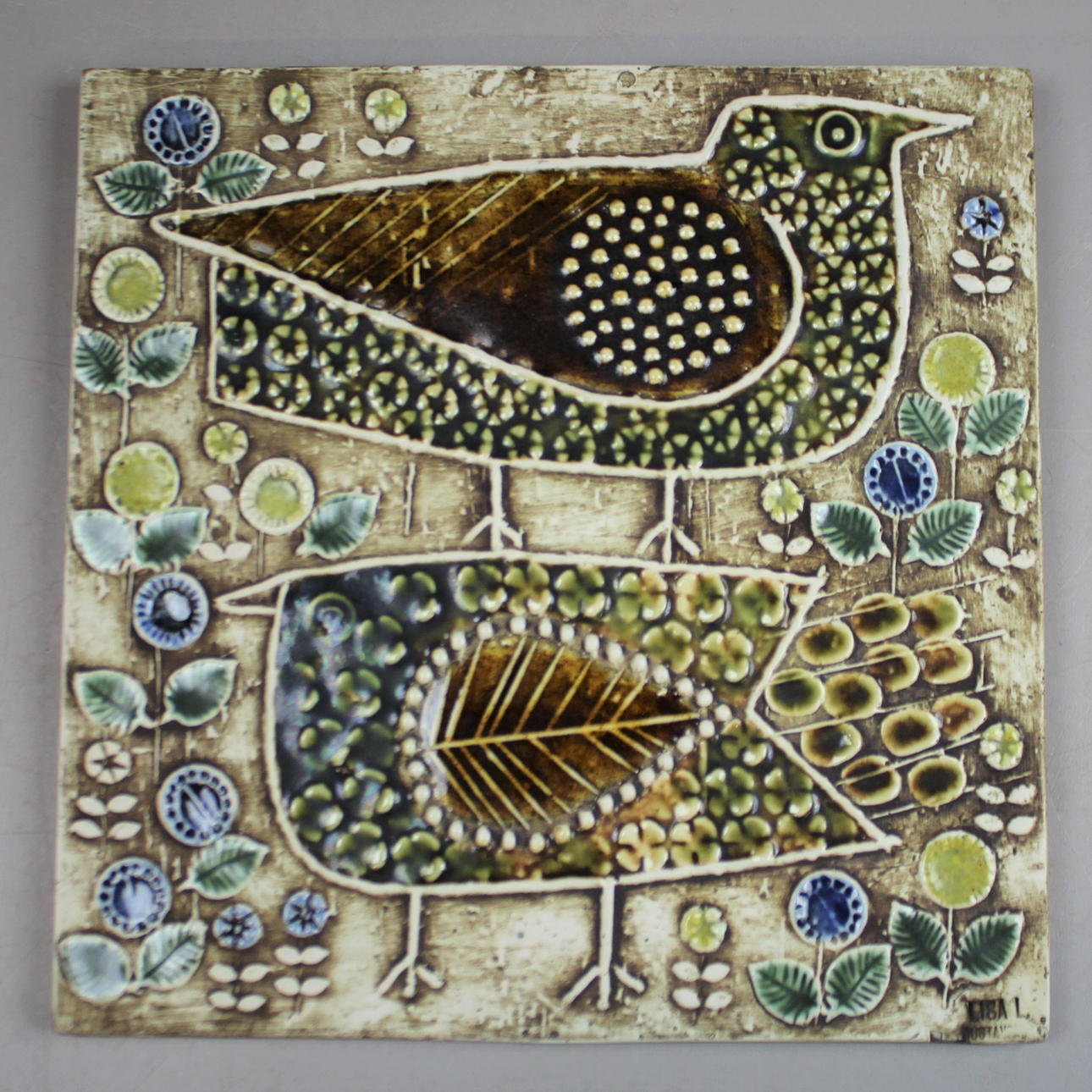 LISA LARSON. KERAMISK PLADE, relief. Gustavsberg.