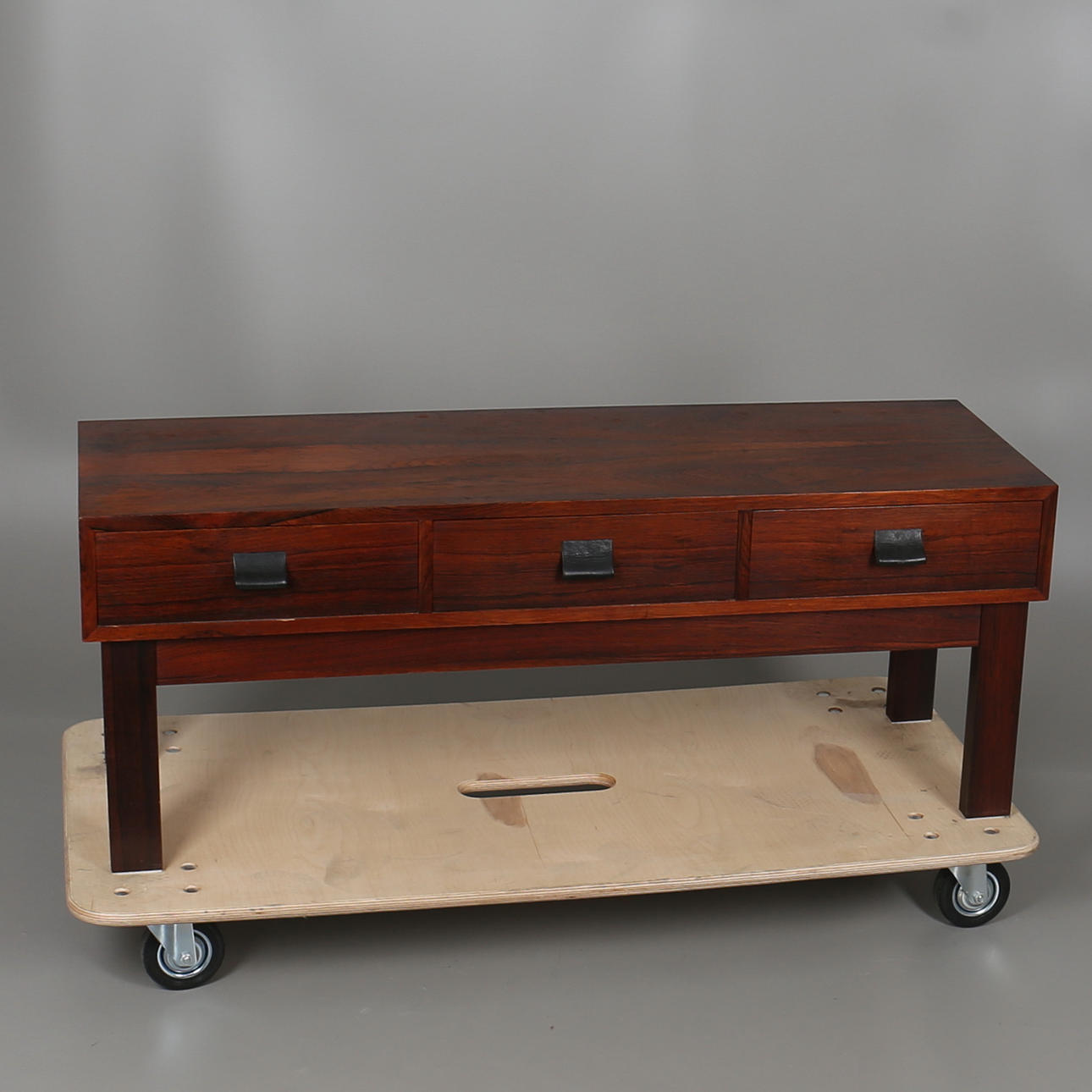 BYRÅ/HALLMÖBEL. Jakaranda. 3 lådor. Handtag i svartskinn.