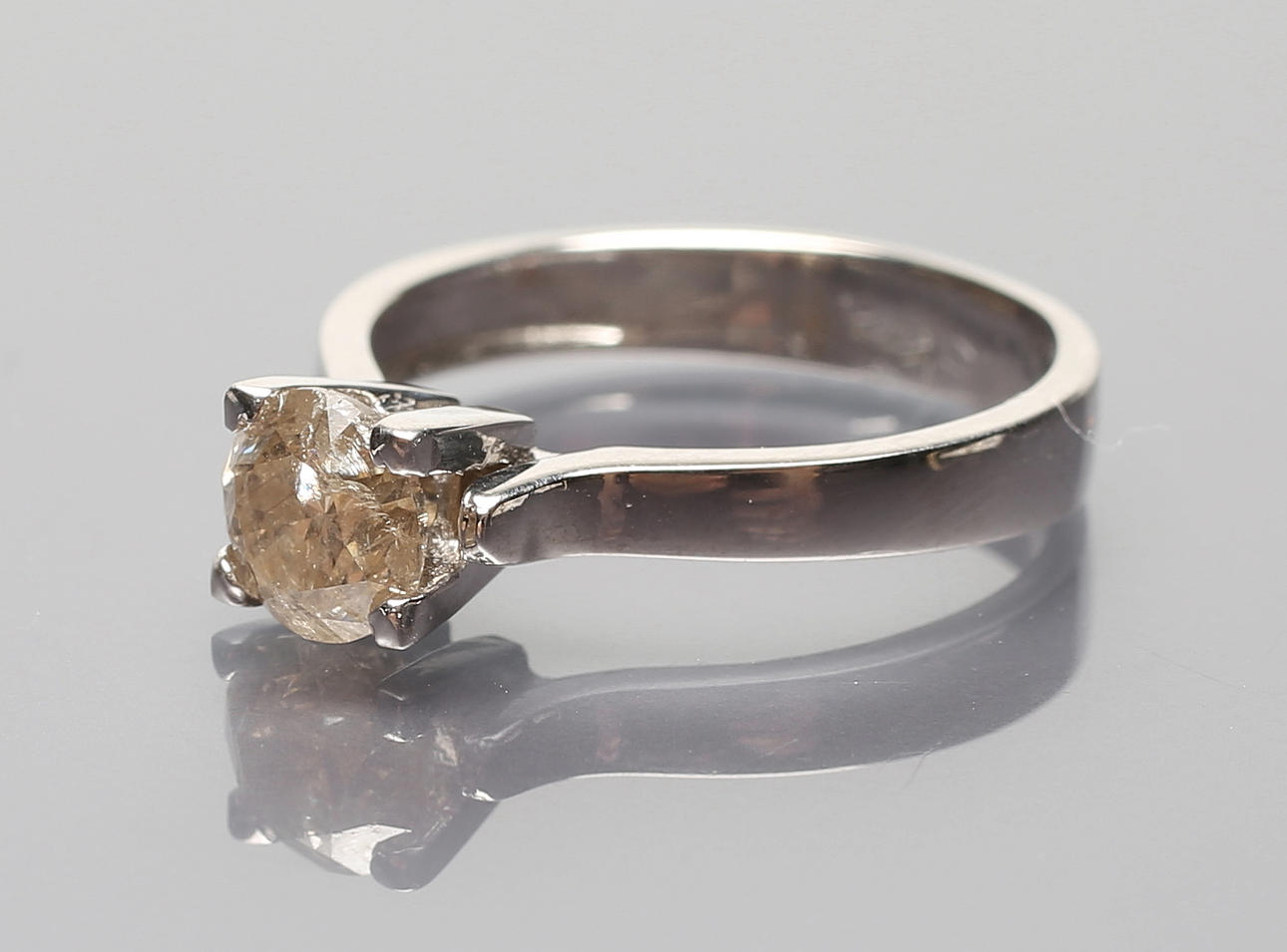 DIAMANT SOLITAIRE RING.