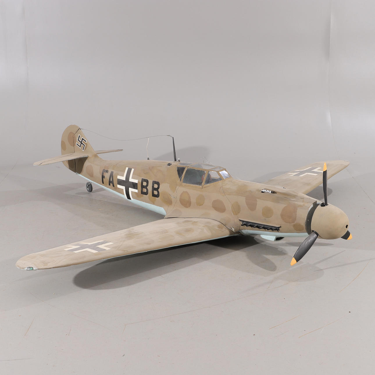 Maqueta de avión, madera pintada, Messerschmitt.