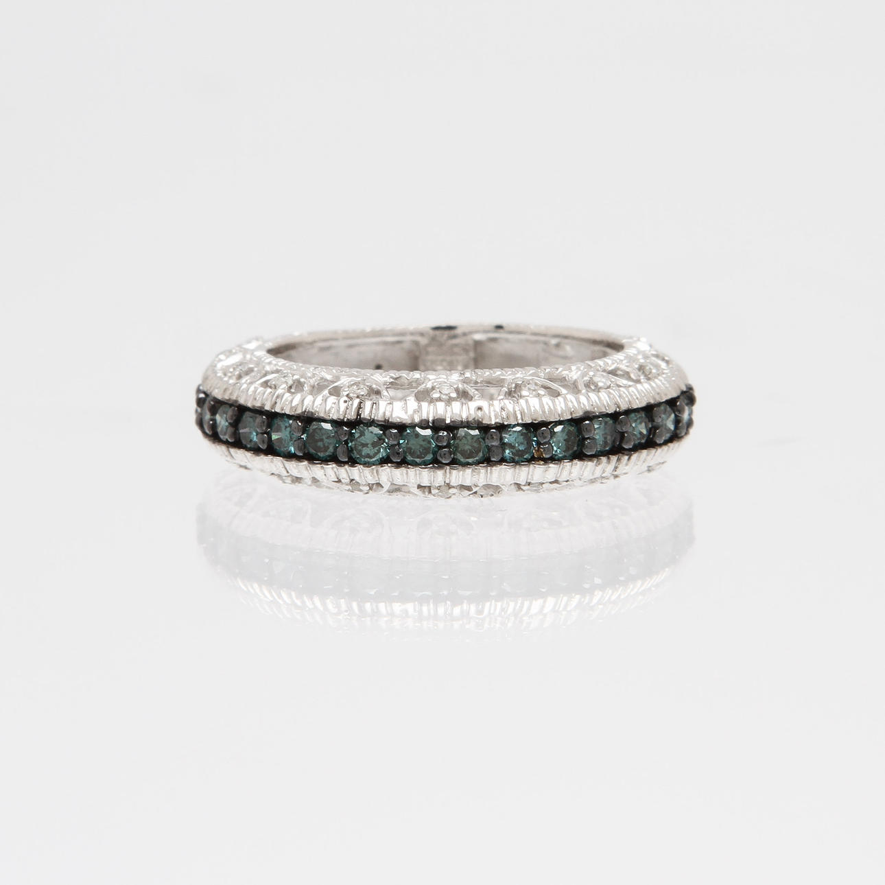 RING, 14K vitguld med vita samt fancy blå diamanter, totalt ca 0,44ct. Vikt 4,7g.