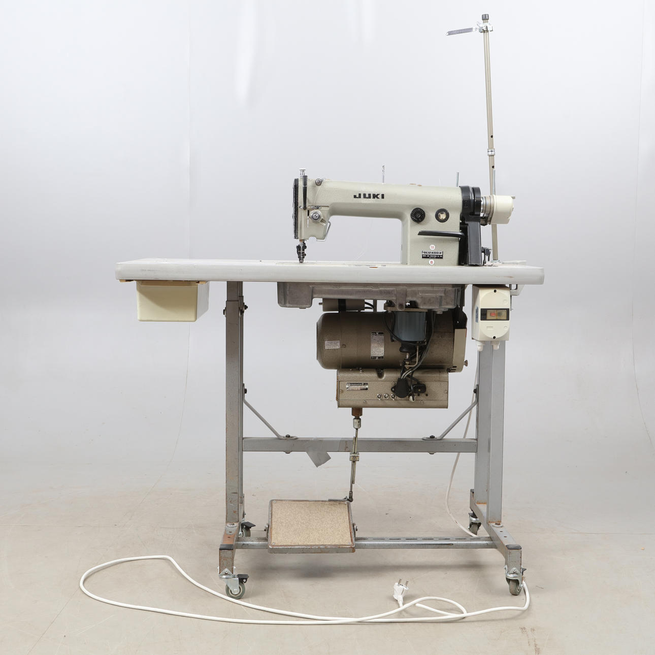 INDUSTRIAL SEWING MACHINE Juki DLU-450-4.