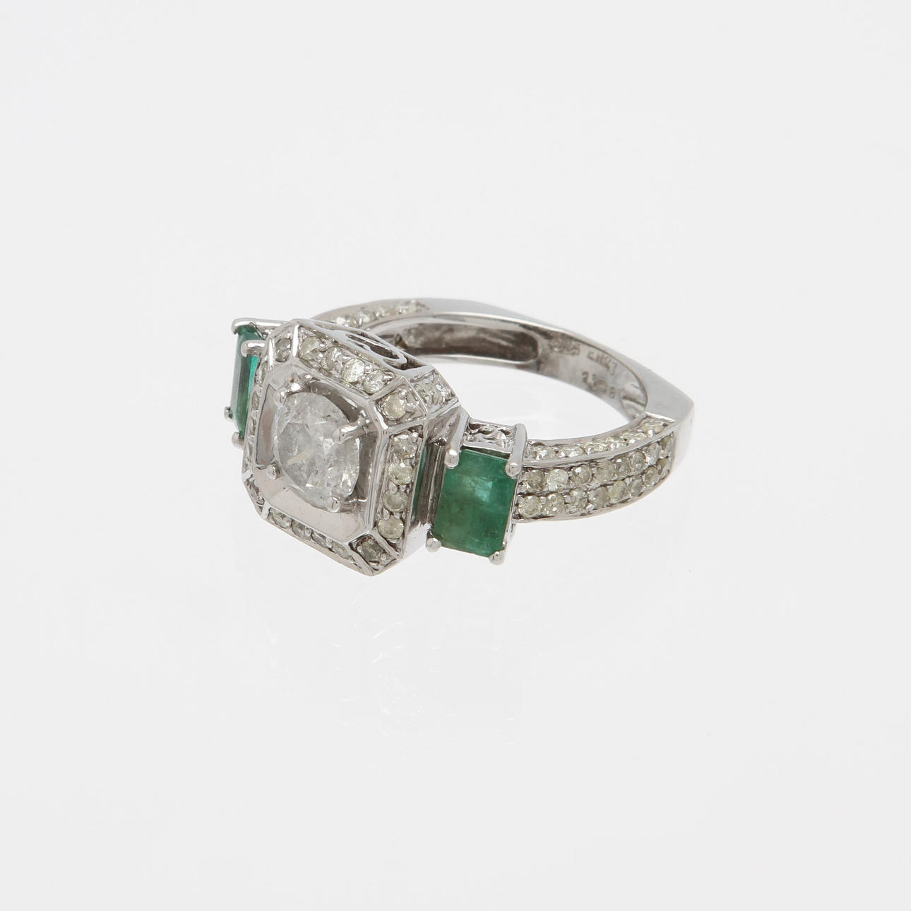 RING, 14K vitguld med smaragder samt diamanter, totalt ca 1,88ct. Vikt 7,1g.