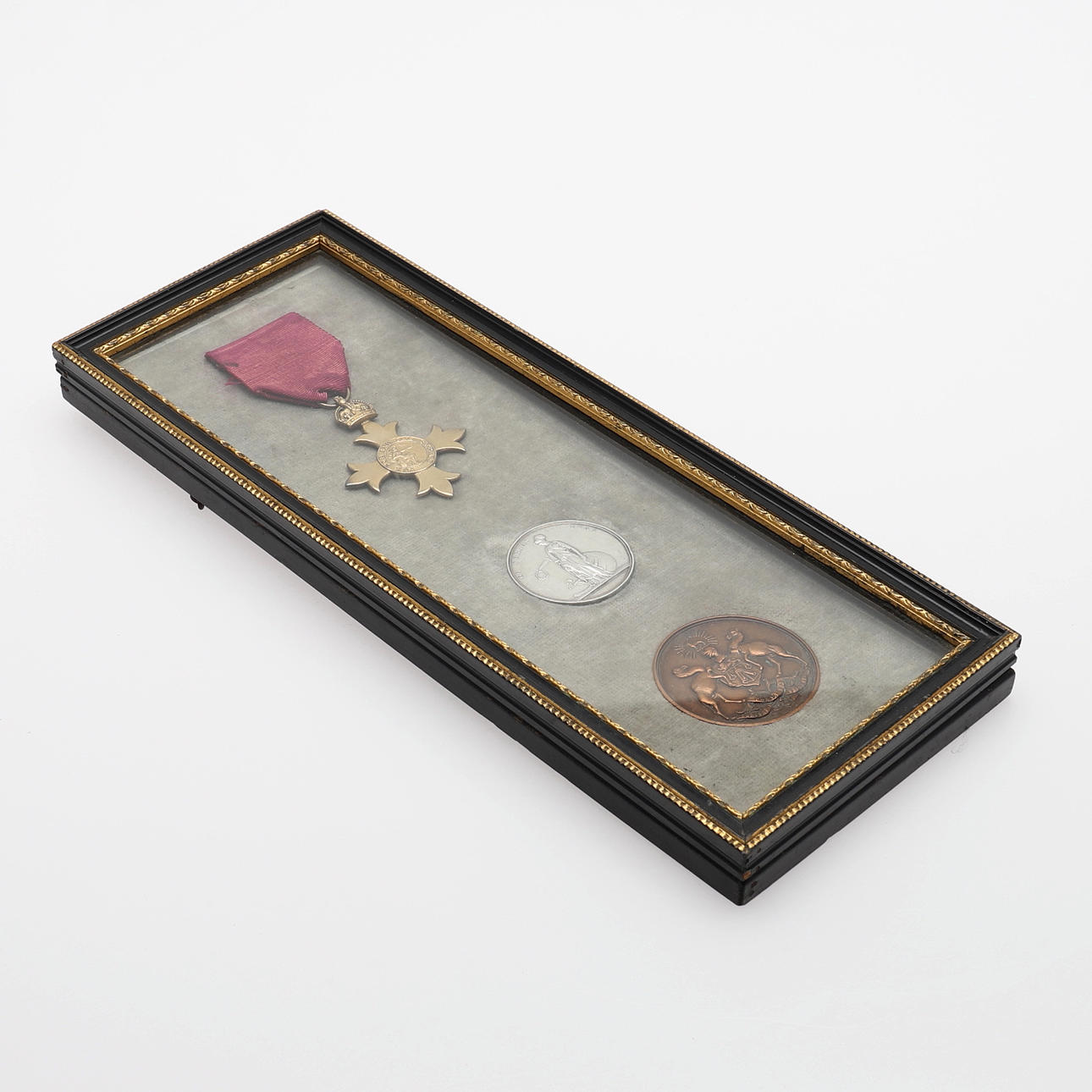 MITALIT, KOLME KAPPALETTA.