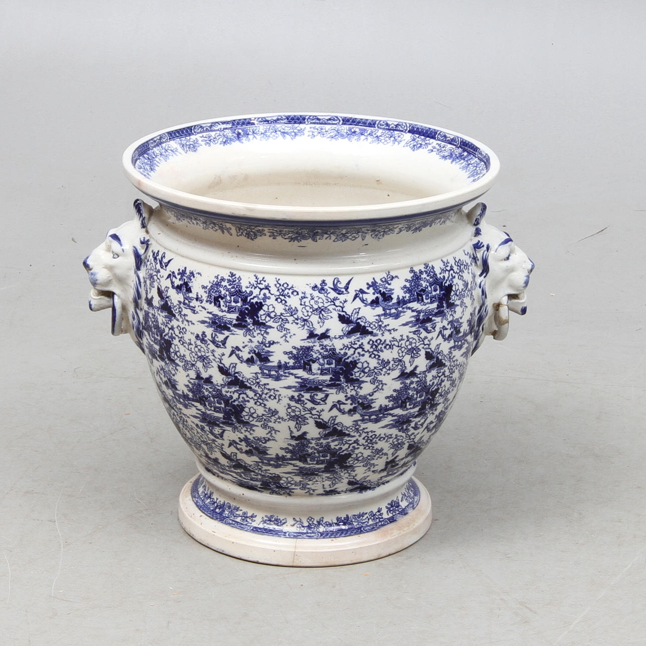 TRÄDGÅRDSURNA, Flintgods. "Willow" Gustavsberg. Omkring år 1900.