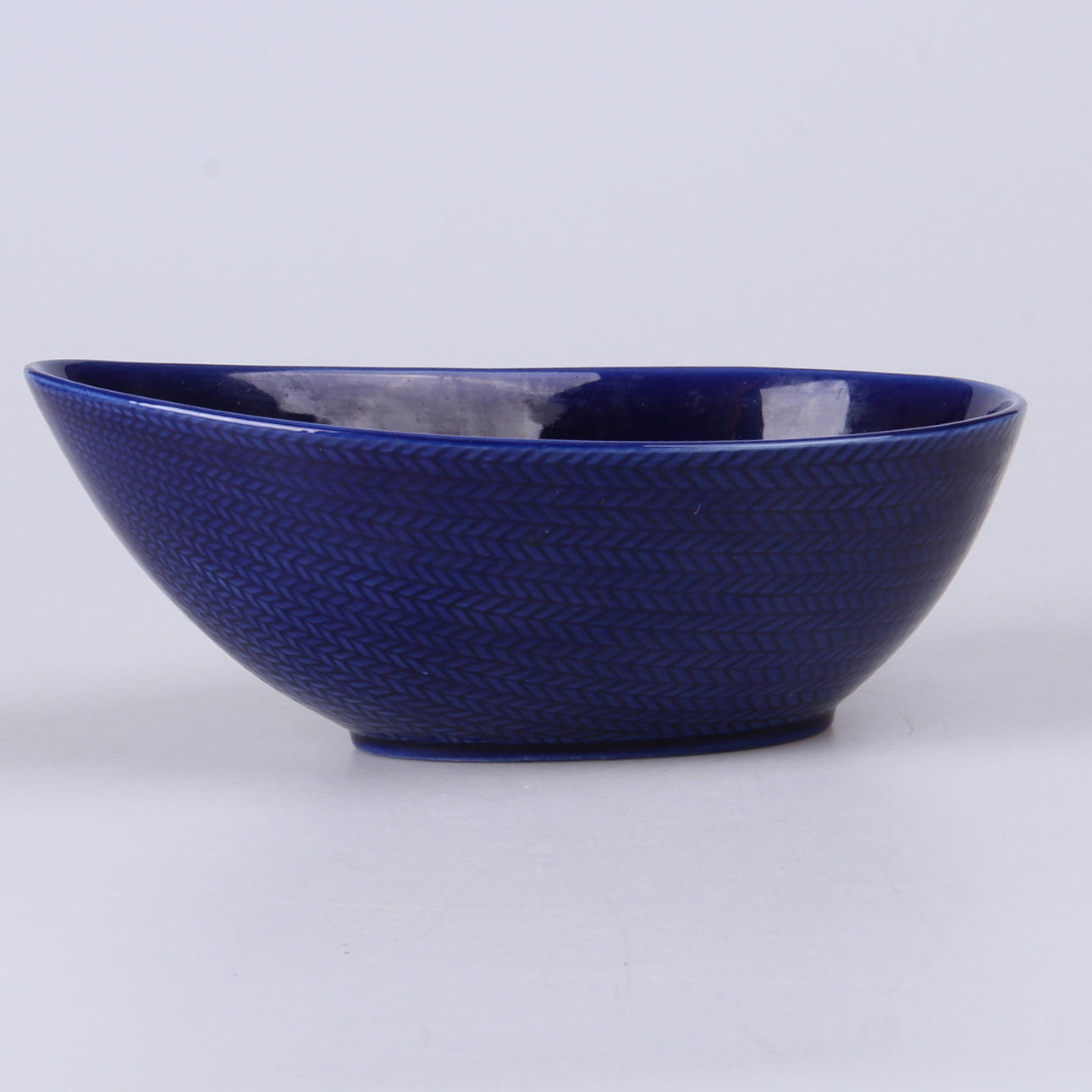 SKÅL, porslin, "blå eld", Hertha Bengtsson, Rörstrand.