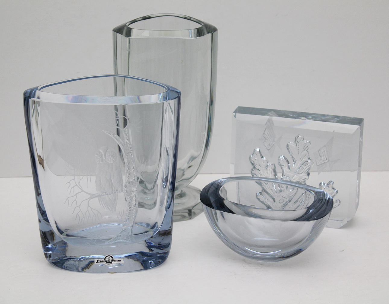 Parti glas (12). Karaffer och vaser mm. Bl.a. Strömbergshyttan.